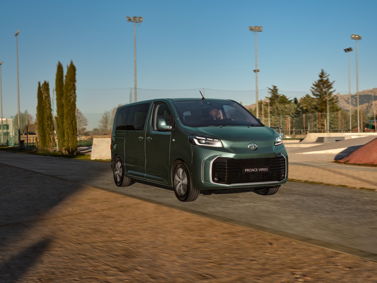 Un Toyota Proace roule sur une longue route de campagne