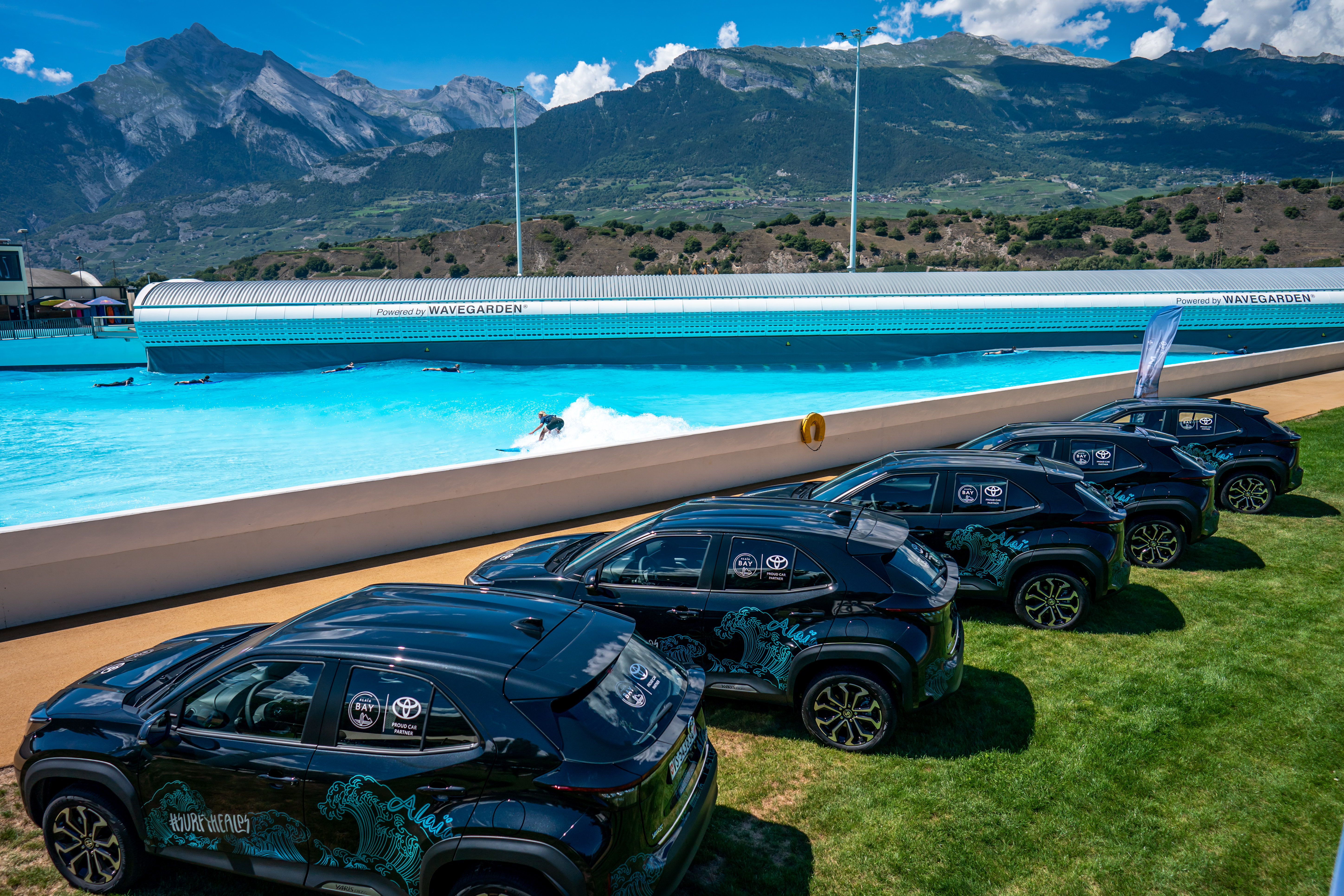 Toyota s’engage en qualité de partenaire de la mobilité du bassin de surf Alaïa Bay à Sion