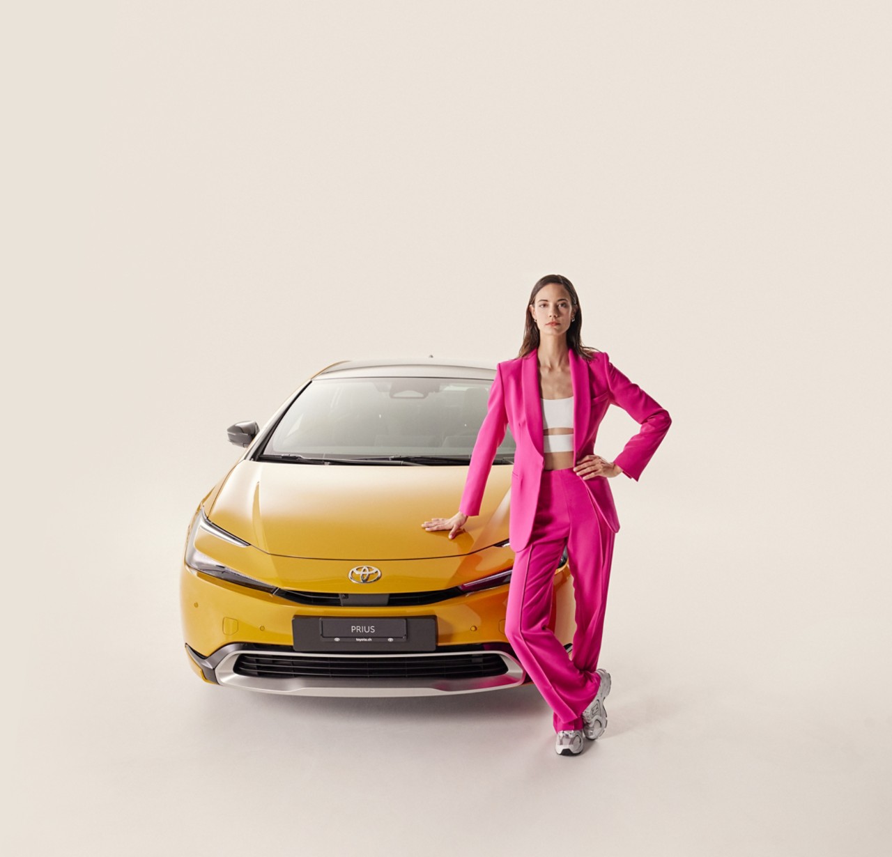 «La nouvelle Prius est tout simplement à couper le souffle! Son design fascinant conjugue élégance et éléments futuristes. Ses lignes aérodynamiques et son extérieur à nul autre pareil lui confèrent une présence impressionnante sur la route. Qui a dit qu’on ne pouvait pas associer style et respect de l’environnement?»