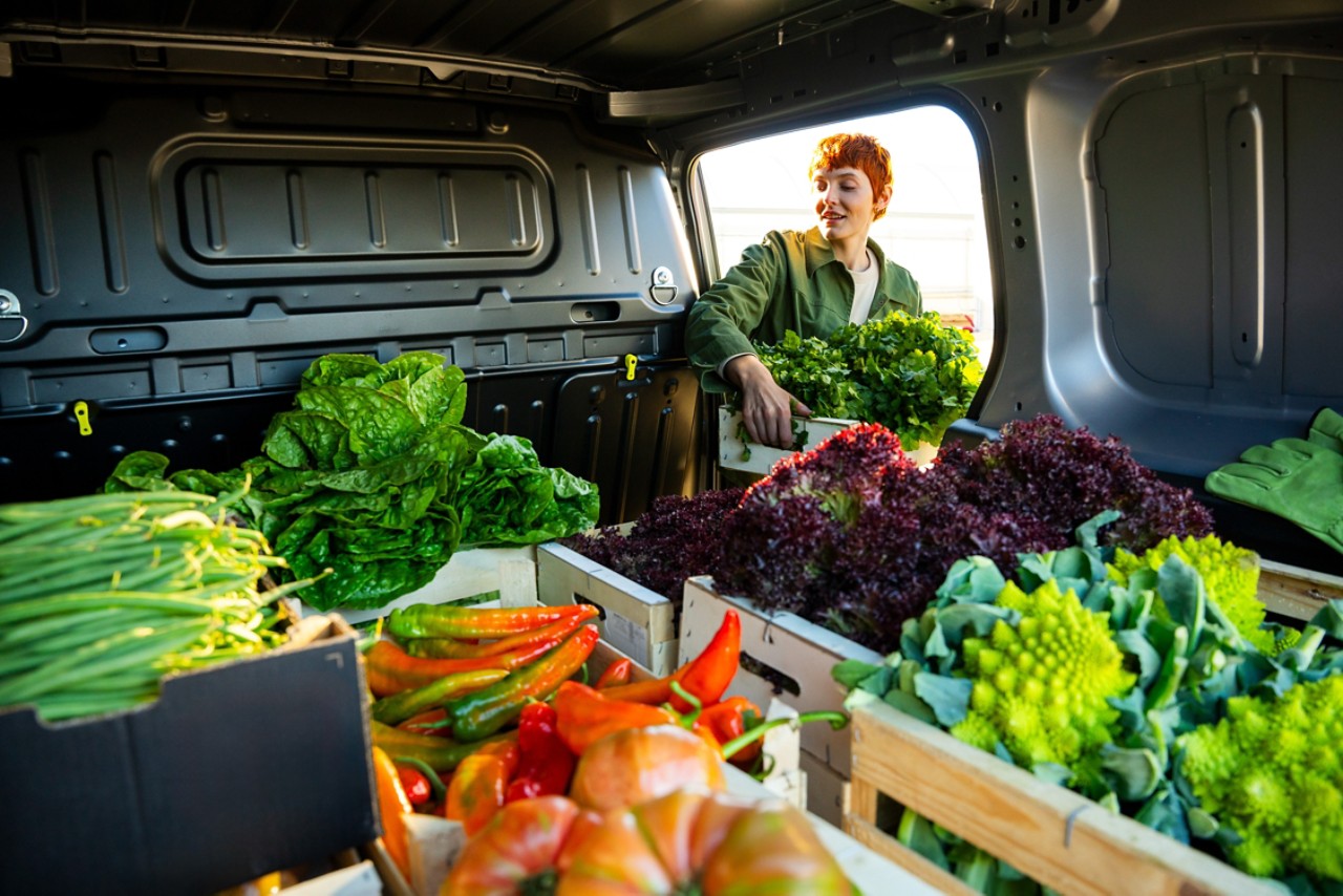 L’arrière d’un Proace City chargé de produits frais