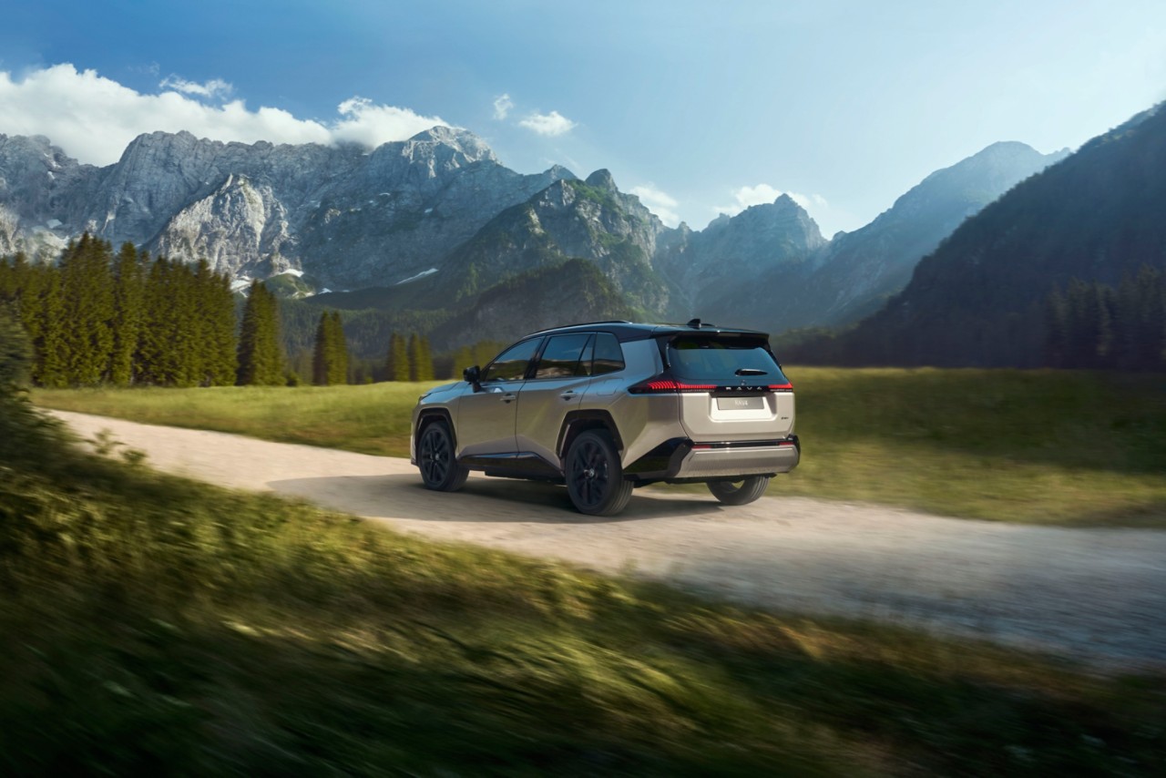 Une Toyota RAV4 traverse un paysage montagneux